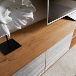 TV stolík Kleo 200 cm prírodná akácia 4 dvierka podstavec v tvare V nerezová oceľ - Image 6
