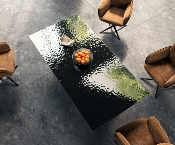 Jedálenský stôl Edge 200x100 textúrované sklo dymovo čierne 3D dizajn V-rám matná čierna - Image 5