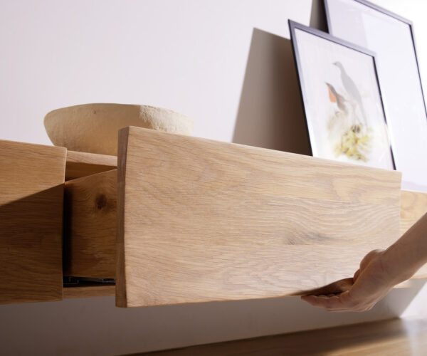 TV stolík Wyatt 220 cm prírodný dub 4 zásuvky v štýle „floating“ - Image 3