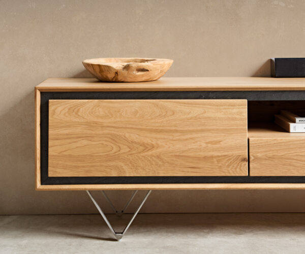 TV stolík Stonegrace 240 cm prírodný dub 2 dvere 1 priehradka 2 zásuvky kamenný povrch V-nohy nerezová oceľ - Image 7