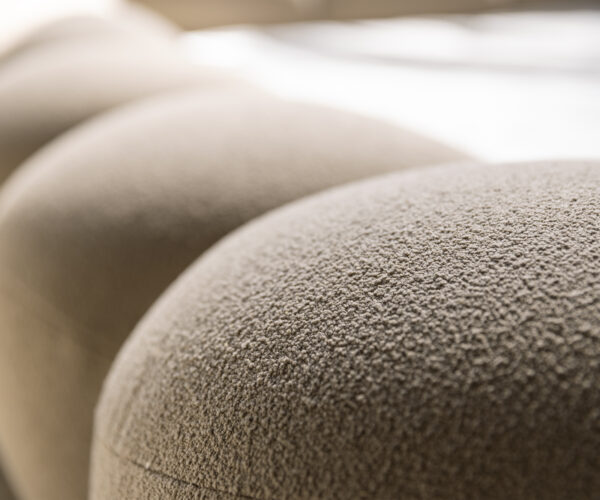 Čalúnená posteľ Perlla 180x200 cm z bouclé látky v taupe farbe - Image 4