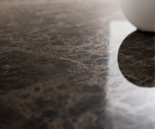 Jedálenský stôl Edge lodný tvar 200x100 keramika Laminam® Emperador Extra Lucidato tmavohnedá Troa kov čierny - Image 3