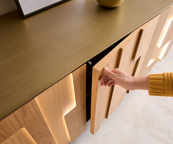 Komoda Taka 200 cm metalická zlatá, 4 dvere, akrylové nohy - Image 5