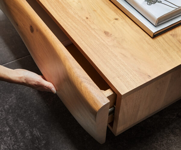 Konferenčný stolík New Live-Edge 115x60 cm akácia prírodná 2 zásuvky 1 priehradka kovová tenká podstava čierna - Image 5